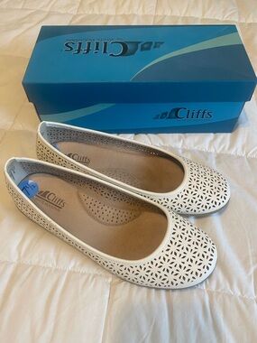 Cliffs by WHITE MOUNTAIN White Ballet Flats